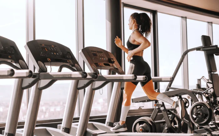 Vrouw in de gym