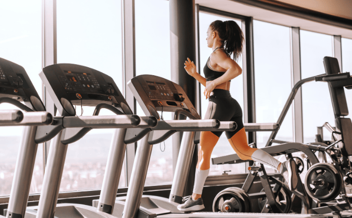 Vrouw in de gym